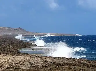 De ruige noordkust van Curaçao in het nationale park Shete Boka.