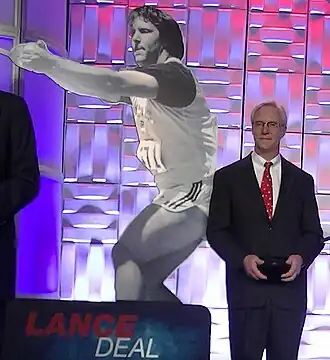 Lance Deal staat voor zijn eigen foto (2014)