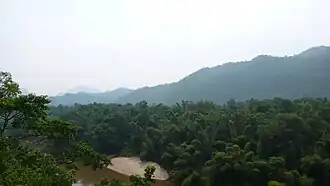 Uitzicht vanaf de Birmaspoorweg over de rivier Kwai, provincie Kanchanaburi