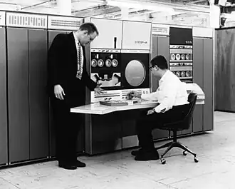 Gordon Bell en Alan Kotok bij een PDP-6 in 1964