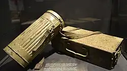 Duits gasmasker bespat met bloed