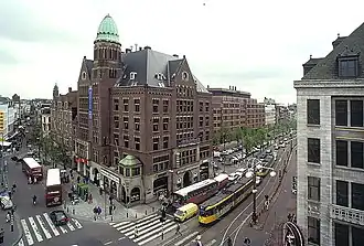 Gebouw Industria aan de zuidoostzijde van de Dam. Rechts de toegang tot het Rokin.