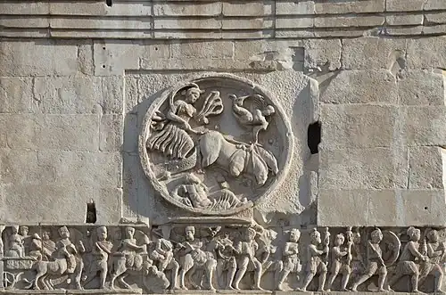 Tondo van Dea Luna, en relief: Constantijn trekt ten strijde vanuit Milaan (westzijde).