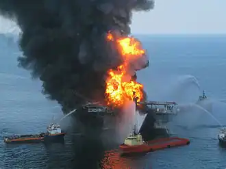 Deepwater Horizon op 21 april 2010, na de explosie