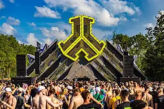 De "Yellow Stage" van Defqon.1 (waar Uptempo wordt gedraaid).