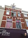 Diep, smal winkelwoonhuis met pakzolders, rond 1890 gebouwd in een eclectische bouwstijl met invloeden van de renaissance en het classicisme.