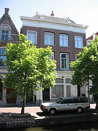 Pand onder schilddak en met gepleisterde lijstgevel