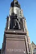 Het Beeld met op de achtergrond de toren van de Nieuwe Kerk