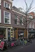 Winkelwoonhuis, in oorsprong uit de 16e eeuw. Gevel uit het midden van de 19e eeuw met rijke winkelpui in neorenaissancevormen uit het laatste kwart van de 19e eeuw. Het pand is voor de gemeente Delft van algemeen belang vanwege de cultuurhistorische en architectuurhistorische waarde.