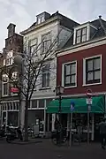 Winkelwoonhuis, in opzet 17de-eeuws of ouder. Voorgevel in de 19de eeuw gemoderniseerd in neoclassicistische trant. Latere winkelpui.