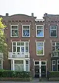 Pand met beneden- en bovenwoning, samen met Koningsplein 85/87, 93/95 en 97/99 in blokje van vier, in 1910 gebouwd in een stijl met invloeden van de nieuwe kunst, ontworpen door architect W. Rothfusz.