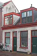 Woonhuis, onderdeel van een rijtje van vijf in oorsprong gelijke of gespiegelde arbeiderswoningen uit circa 1865. Opgetrokken in een sobere traditioneel-classicistische trant. Het pand is, met de andere panden in het rijtje, van algemeen belang voor de gemeente Delft vanwege de cultuurhistorische waarde. Het is van belang als goed en relatief gaaf voorbeeld van arbeiderswoningbouw in het derde kwart van de 19e eeuw.