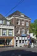Pand, in 1938 ontworpen door P.J.S. Pieters als bankgebouw met bovenwoning ten behoeve van de Nederlandsche Middenstandsbank, in een bouwstijl die geïnspireerd is door het traditionalisme.