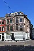Winkelwoonhuis, gebouwd in de periode 1911-1915 in eclectische vormen geïnspireerd op de renaissance met invloeden van de Nieuwe Kunst.
