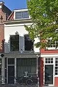 Winkelwoonhuis, 19de-eeuws van karakter maar in opzet mogelijk ouder. Het pand is van algemeen belang voor de gemeente Delft vanwege de cultuurhistorische waarde.