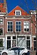 Winkelwoonhuis, in 1898 gebouwd in een eclectisch-classicistische bouwstijl.