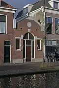 Klein zaalgebouw voor gebedsdiensten, in 1907 gebouwd voor de "Vergadering van Gelovigen", ook bekend als de darbisten. De voorgevel is opgetrokken in een traditionalistische stijl met invloeden van de Nieuwe Kunst.