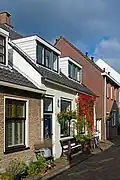 Woonhuis in blokje van twee gespiegelde woningen uit de tweede helft van de 19e eeuw. Het pand is met het rechts belendende pand van algemeen belang voor de gemeente Delft vanwege de cultuurhistorische waarde.
