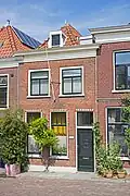 Woonhuis uit de tweede helft van de 17e eeuw, in latere tijd diverse malen verbouwd, in traditionele vormen. Het pand is voor de gemeente Delft van algemeen belang vanwege de herkenbaarheid van de lokaal topografische ontwikkeling met name de herbouw na de kruithuisontploffing van 1654.