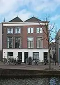 Woonhuis in blokje van twee huizen, rond 1880 gebouwd in een sobere eclectisch-classicistische stijl.