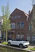 Woonhuis, in 1923 gebouwd in een traditionalistische stijl. Het is architectuurhistorisch van belang als goed en gaaf voorbeeld van de traditionalistische architectuur rond 1925.