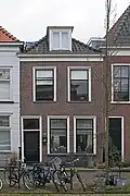 Woonhuis, 19e-eeuws van karakter, in sobere traditioneel-classicistische vormen.
