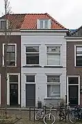 Woonhuis, voorgevel in sobere 19e-eeuwse vormen, in oorsprong wellicht 17e-eeuws of ouder.