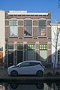 Pand met beneden- en bovenwoning, in 1906 ontstaan bij een zeer ingrijpende verbouwing. Voorgevel daarbij geheel nieuw opgetrokken in een verzorgde eclectische bouwstijl verwant aan neostijlen en aan de Nieuw Kunst.