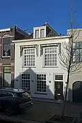 Voormalig woonhuis, 19e-eeuws van karakter maar in opzet ouder.