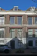 Woonhuis in rijtje van drie woonhuizen, in 1872 gebouwd door, en vermoedelijk naar ontwerp van, aannemer Huurman. Sobere eclectisch-classicistische bouwstijl. Het pand is met de anderen in het rijtje van algemeen belang voor de gemeente Delft vanwege de cultuurhistorische waarde.