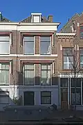 Woonhuis in rijtje van drie woonhuizen, in 1872 gebouwd door, en vermoedelijk naar ontwerp van, aannemer Huurman. Sobere eclectisch-classicistische bouwstijl. Het pand is met de anderen in het rijtje van algemeen belang voor de gemeente Delft vanwege de cultuurhistorische waarde.