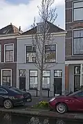 Pand met beneden- en bovenwoning, in oorsprong 17e-eeuws of ouder, voorgevel 19e-eeuws van karakter.