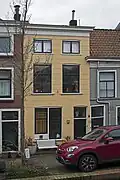 Woonhuis voornamelijk 19e-eeuws van karakter, met een voorgevel in een sobere neoclassicistische bouwtrant. In oorsprong mogelijk ouder. Het pand is van algemeen belang vanwege de cultuurhistorische waarde.