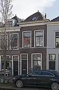 Woonhuis, laat-19e-eeuws van karakter in sobere traditioneel neoclassicistische vormen.