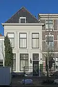 Woonhuis in opzet 17e-eeuws of ouder, voorgevel in de 19e eeuw gemoderniseerd. Het pand is voor de gemeente Delft van algemeen belang vanwege de cultuurhistorische en bouwhistorische waarde. Het is een goed voorbeeld van een vrij fors woonhuis uit de 17e eeuw of ouder.
