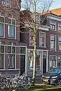 Woonhuis, 19de-eeuws van karakter, in opzet mogelijk ouder. Voorgevel in sobere traditioneel-classicistische vormen.