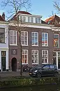 Voormalig bedrijfspand uit het einde van de 18de eeuw of het begin van de 19de eeuw. In oorsprong behorend bij Oude Delft 212. Pand in sobere traditionele vormen. Het pand is voor de gemeente delft van algemeen belang vanwege de cultuur- historische waarde. Het is een relatief zeldzaam en overwegend gaaf voorbeeld van historische bedrijfsbebouwing op binnenterreinen.