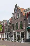 Winkelwoonhuis, in de 19e eeuw gebouwd in een sobere eclectisch-classicistische bouwstijl.