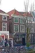 Winkelwoonhuis, 18de-eeuws van karakter, maar in opzet mogelijk ouder. Pui en gootlijst uit de jaren '20-'30.