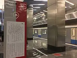 Info en hulpzuil op het perron