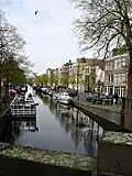 Zuid Singelsgracht met Dunne Bierkade (rechts) en Groenewegje (links), gezien vanaf de Wagenbrug.