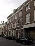 Pand met gevel, in de 18e eeuw gewijzigd, deuromlijsting met pilasters