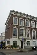 Herenhuis op de hoek Mauritskade-Nieuwe Schoolstraat in eclectische trant