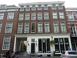 De feitelijk poort van de Coninckspoort wordt gevormd door het pand op Noordeinde 86