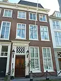 Pand met midden-18e-eeuwse gevel met kroonlijst op gesneden consoles, vroeg-19e-eeuwse deuromlijsting