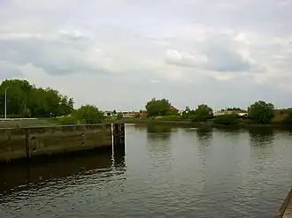 De Dender (voorgrond) vloeit in de Schelde (6 mei 2004)