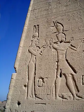 Reliëf van Cleopatra VII en Ptolemaeus XV CaesarionAchterzijde van de tempel van Dendera