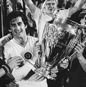 Dennis Mortimer met de Europacup I in 1982