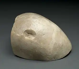 Stuk schedel met een verbrijzeld schedelbeen door een hamerinslag, de ernstigste vorm van een schedelfractuur.