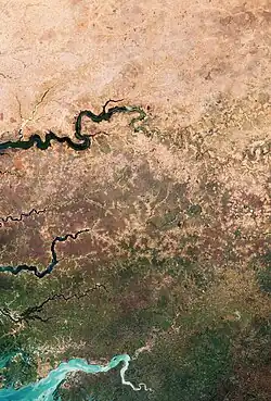 Luchtfoto van de overgang tussen woestijn en groen